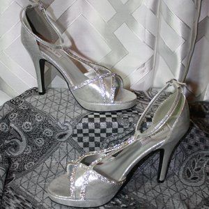 Touch Ups NIB TStrap Platform Sandal Harlow Silver